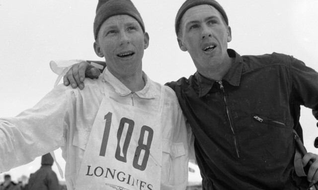 RØROS Februar 1961 NM på ski på Røros. Magnar Lundemo (tv) etter seieren på 15 km, sammen med Einar Østby.
Foto: NTB / Scanpix